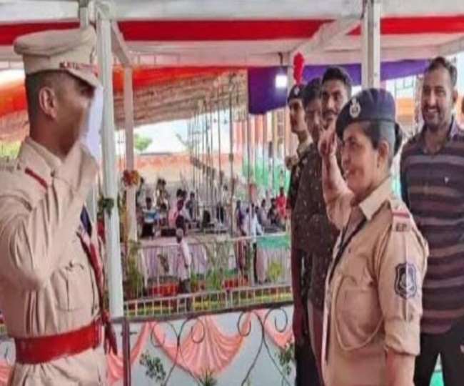 asi mother salutes dsp son in gujarat photo viral