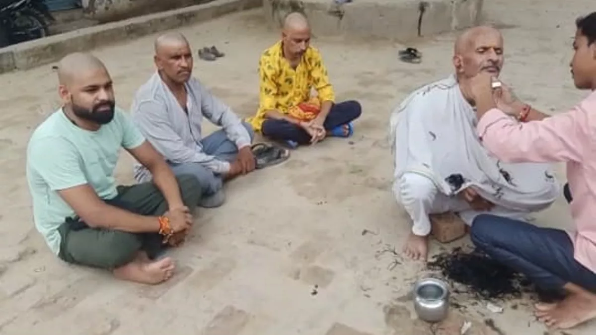 ऐसा पहली बार देखा होगा! बंदर की मौत पर पूरे गांव ने कराया मुंडन, 5 दिन तक मनाया जाएगा शोक 2 People Shaved Their Heads After The Death Of A Monkey