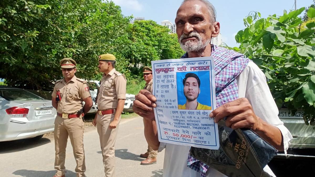 लापता बेटे की गुहार लगाने सीएम योगी से मिलने पहुंचा पिता, पुलिस ने हिरासत में लिया।
