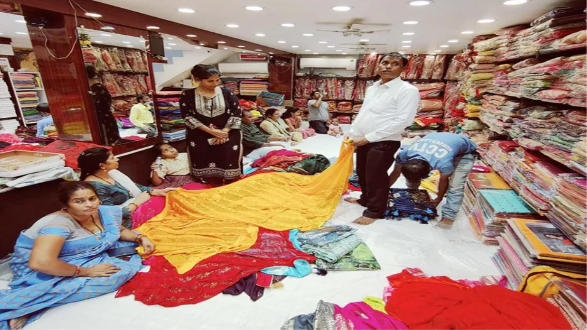 Hartalika Teej 2022: तीज पर सलवार सूट पर भारी साड़ी, चर्चा में 45 हजार की लाइटवेट आर्गेंजा - Hartalika Teej 2022 Saree selling more than salwar suit on Teej Lightweight with transparent organza in ...