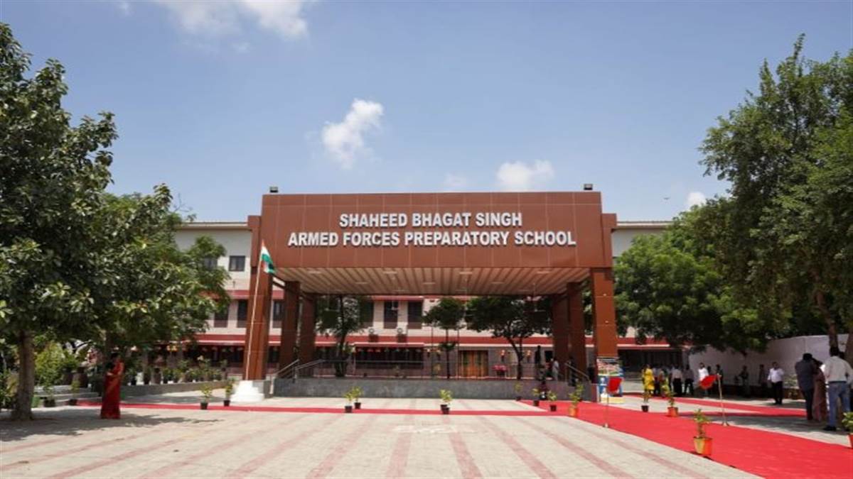 ncr cm arvind kejrival inaugurates shaheed bhagat singh armed forces preparatory school in delhi