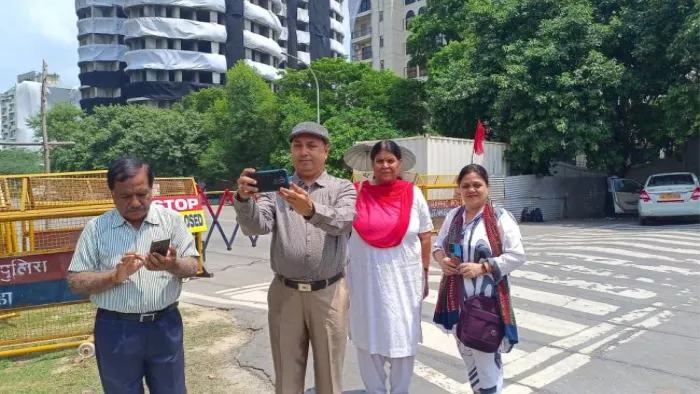 Noida Twin Tower: तस्वीर में टावर को कैद करने अलग-अलग हिस्से से पहुंच रहे लोग