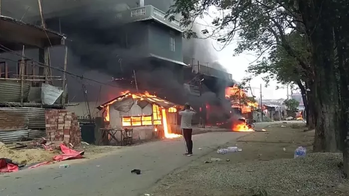 दमकलकर्मी मौके पर पहुंचे और आग पर काबू पा लिया।