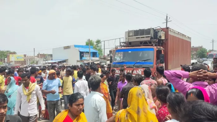 दुर्घटना में युवक की मौत के बाद अमरातालाब मुख्य मार्ग को जाम करते ग्रामीण