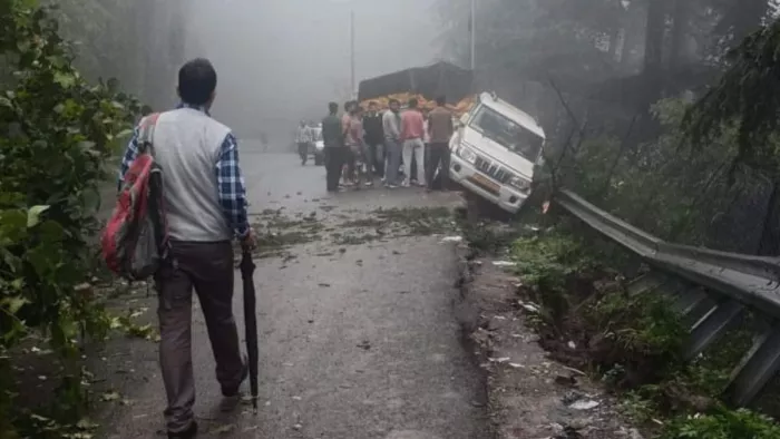 सड़कों पर बड़े वाहनों से हो रही कंपन, बंद रहेगा हिमलैंड मार्ग