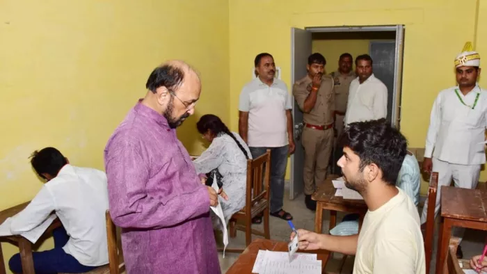 Agra News: परीक्षा केंद्र पर निरीक्षण के दौरान नकल करते मिले छात्र।