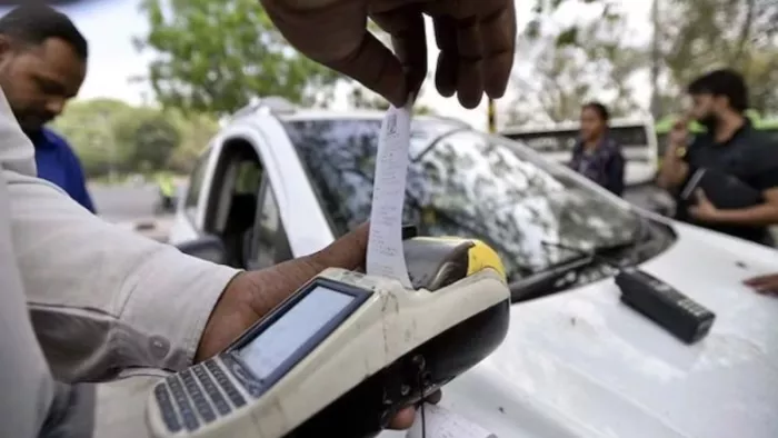 बाइकों व कारों की नंबर प्लेट पर स्टीकर लगाने वाले हो जाएं सावधान! अब कटेगा भारी भरकम चालान