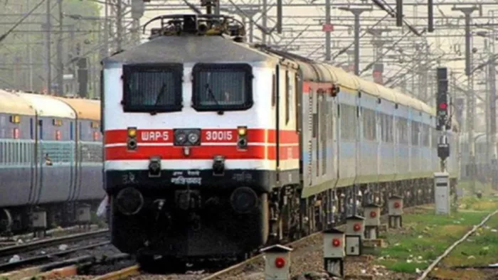 Meerut News: 10 वें दिन भी राज्यरानी विलंबित, सवा सात घंटा विलंब से आई