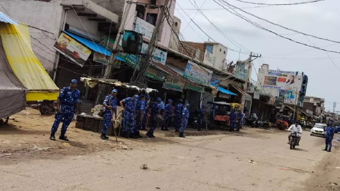पुन्हाना के मुख्य बाजार में तैनात आरएएफ के जवान (फोटो- जागरण)।
