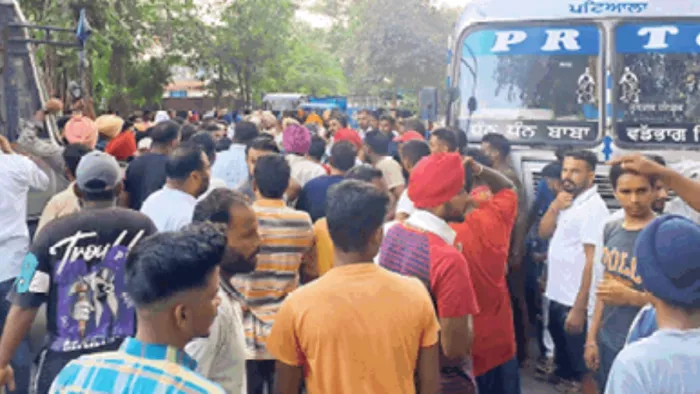 धड़ल्ले से बिक रहा नशा! चिट्टा बेचने आए युवक को लोगों ने पकड़ा