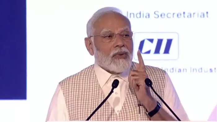 PM Modi in B20 Summit बिजनेस समिट में बोलते पीएम मोदी।