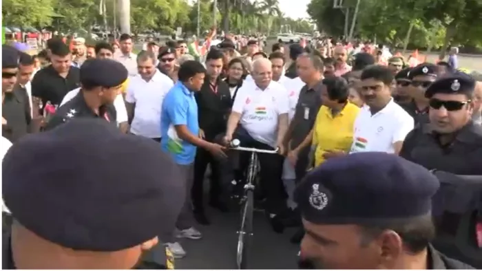 पंचकूला में हुआ राहगीरी कार्यक्रम का आयोदन, खिलाड़ियों के पास साइकिल चला कर पहुंचे CM मनोहर