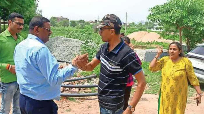पिटाई के दौरान कार्यपालक अभियंता विनोद कुमार रंजन। फोटो- जागरण