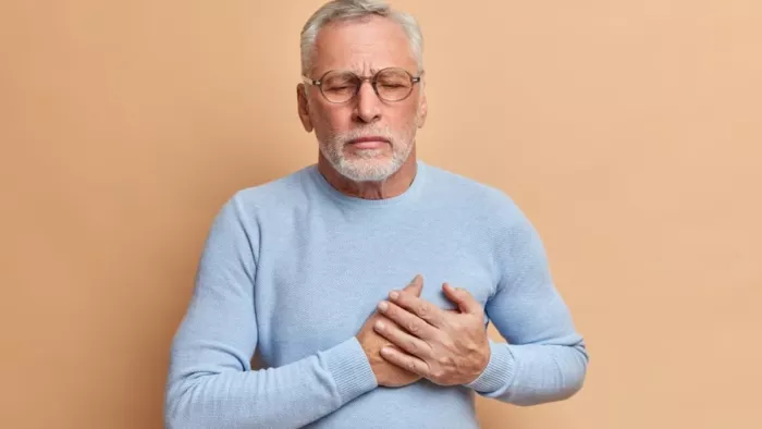 Weak Heart Signs: जब दिल होने लगता है कमजोर, तो नजर आते हैं ये संकेत