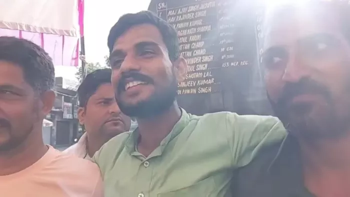 भूख हड़ताल पर बैठे युवक रिहाई से हुए खुश