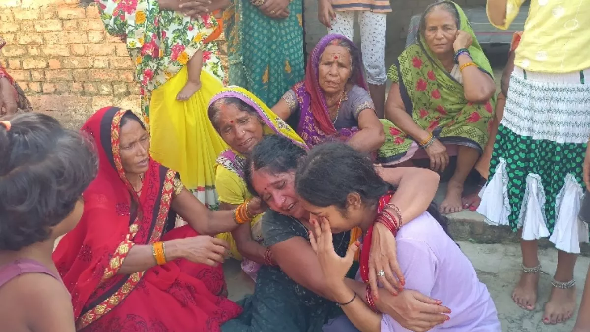 Bihar News: सिवान में युवक की चाकू गोदकर हत्या, आक्रोशितों ग्रामीणों ने सड़क जाम कर काटा हंगामा