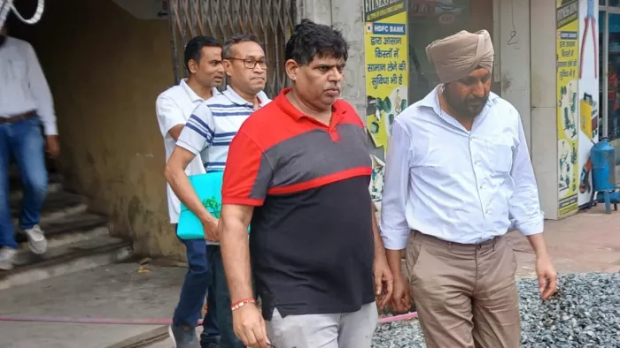 छापेमारी के बाद सीबीआई टीम बैंक मोड़ से अशोक चौरसिया, गुरपाल सिंह, दो प्रणय पुर्वे को पटना साथ ले गई।