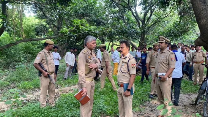 फर्रुखाबाद में पेड़ पर दुपट्टे से लटके मिले दो युवतियों के शव