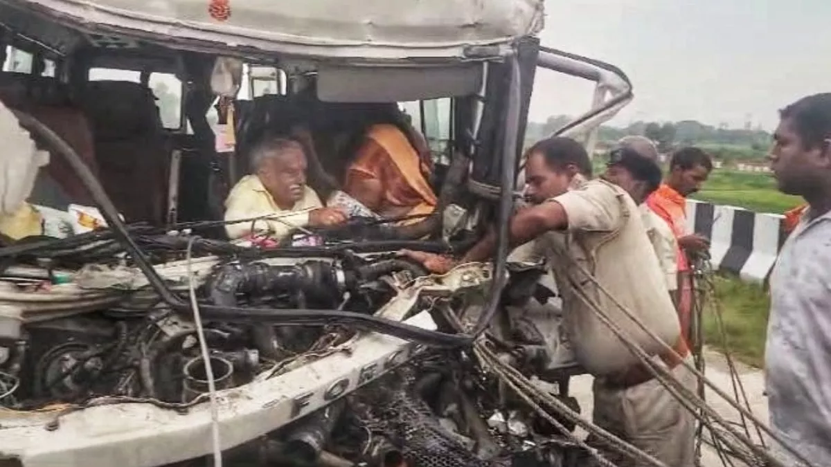 Bihar Bus Accident: नेशनल हाईवे-19 पर ट्रक से टकराई टूरिस्ट बस, नींद में था ड्राइवर; पुडुचेरी के आठ यात्री घायल