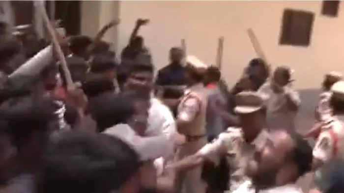 घटनास्थल पर नारेबाजी करती लोगों की भीड़। (फोटो- एएनआई)