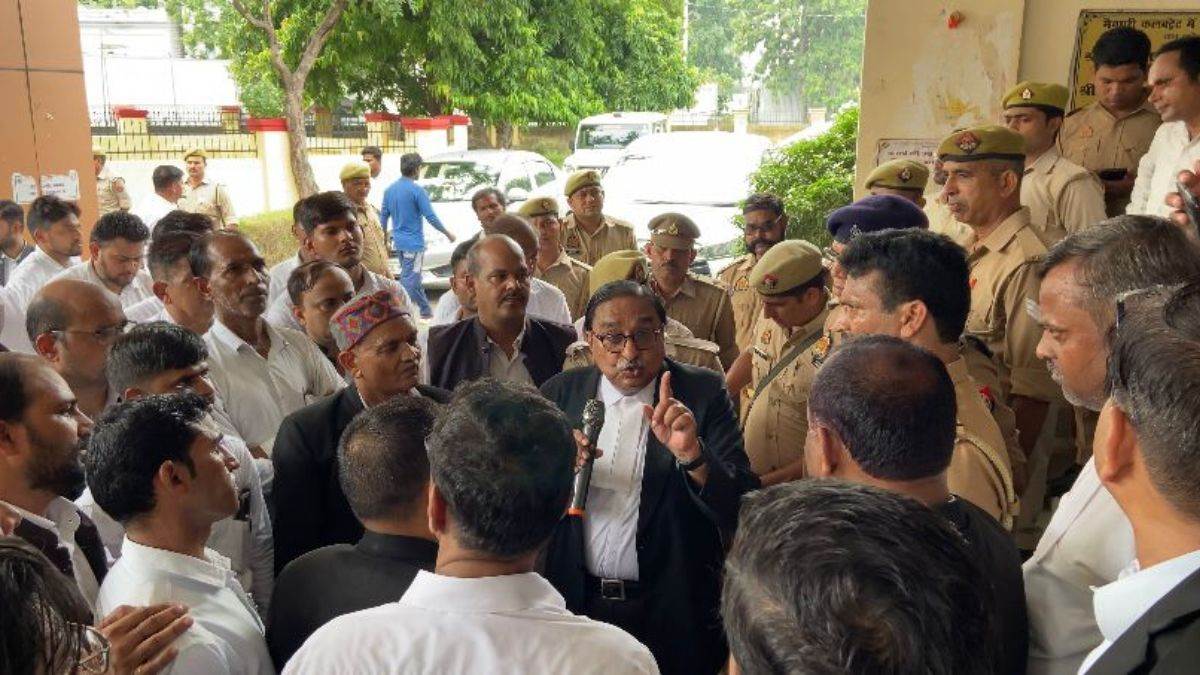 https://www.jagranimages.com/images/newimg/27082025/27_08_2025-advocate_mnp_24026800.jpg