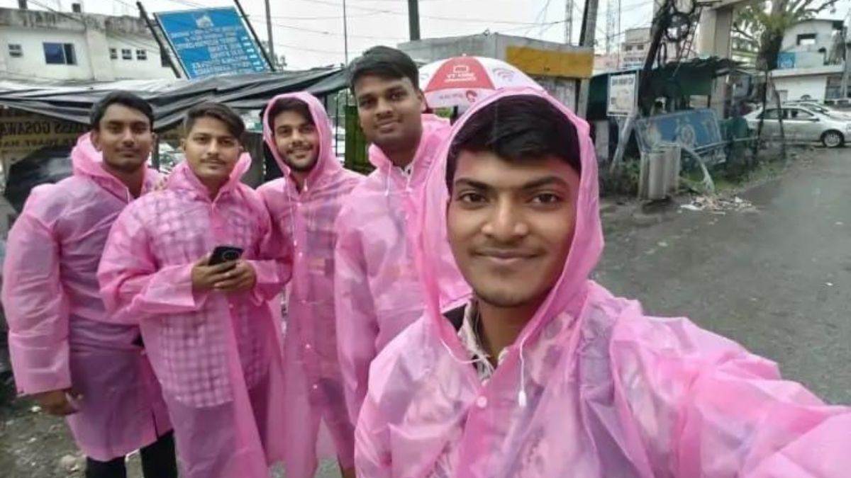 https://www.jagranimages.com/images/newimg/27082025/27_08_2025-agra_boys_in_jammu_24026297.jpg
