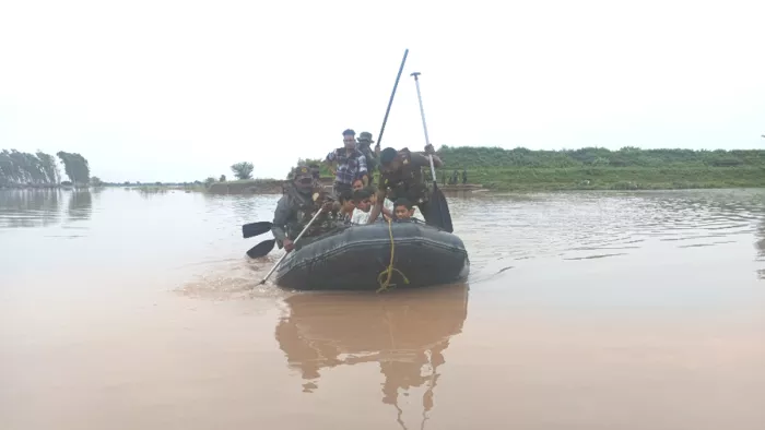 वे सरकार से जलनिकासी की व्यवस्था करने की मांग कर रहे हैं।