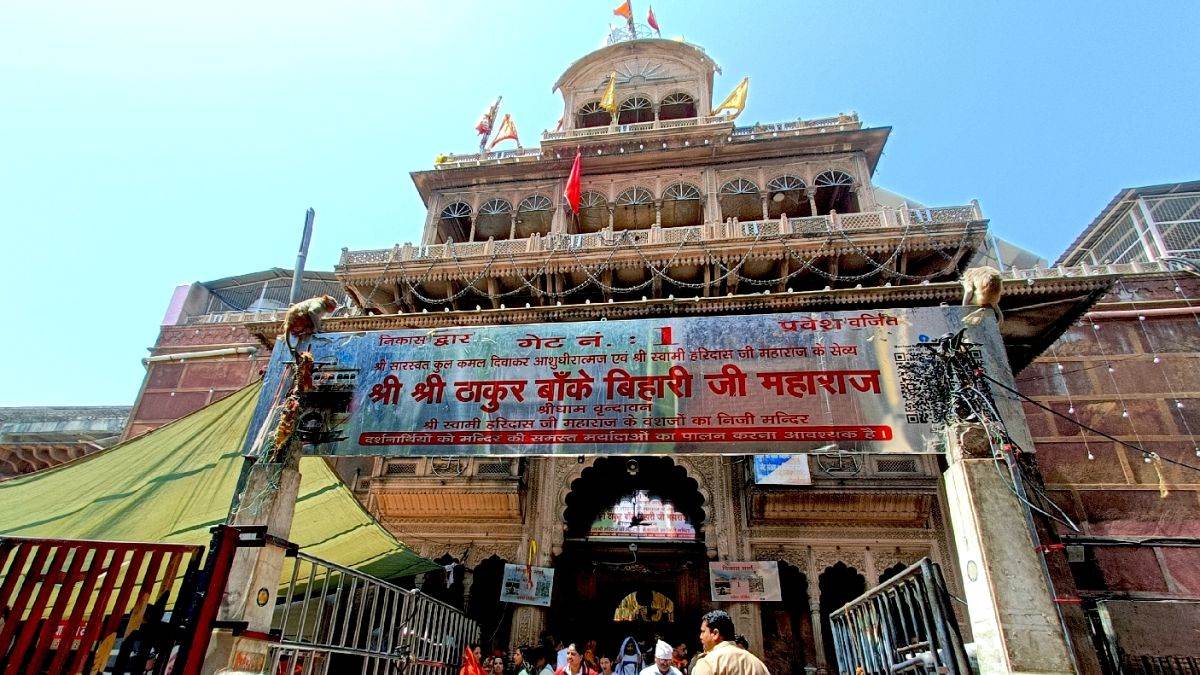 https://www.jagranimages.com/images/newimg/27082025/27_08_2025-banke_bihari_mandir_gate_24026416.jpg