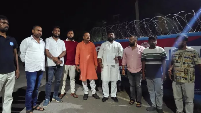 इंटरनेट मीडिया के जरिये दोस्त बनी असम की लङकी पहुंची गैङा, दोस्त निकला पुर्व से शादीशुदा