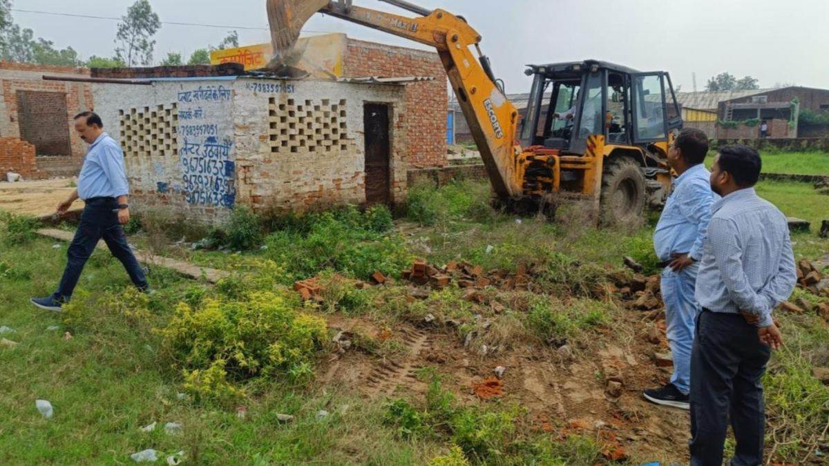 https://www.jagranimages.com/images/newimg/27082025/27_08_2025-bulldozer__1_24027000.jpg