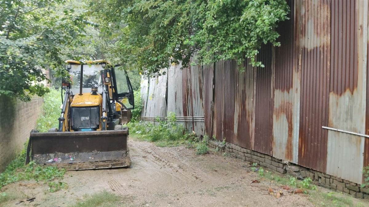 https://www.jagranimages.com/images/newimg/27082025/27_08_2025-bulldozer_action_76_24026904.jpg