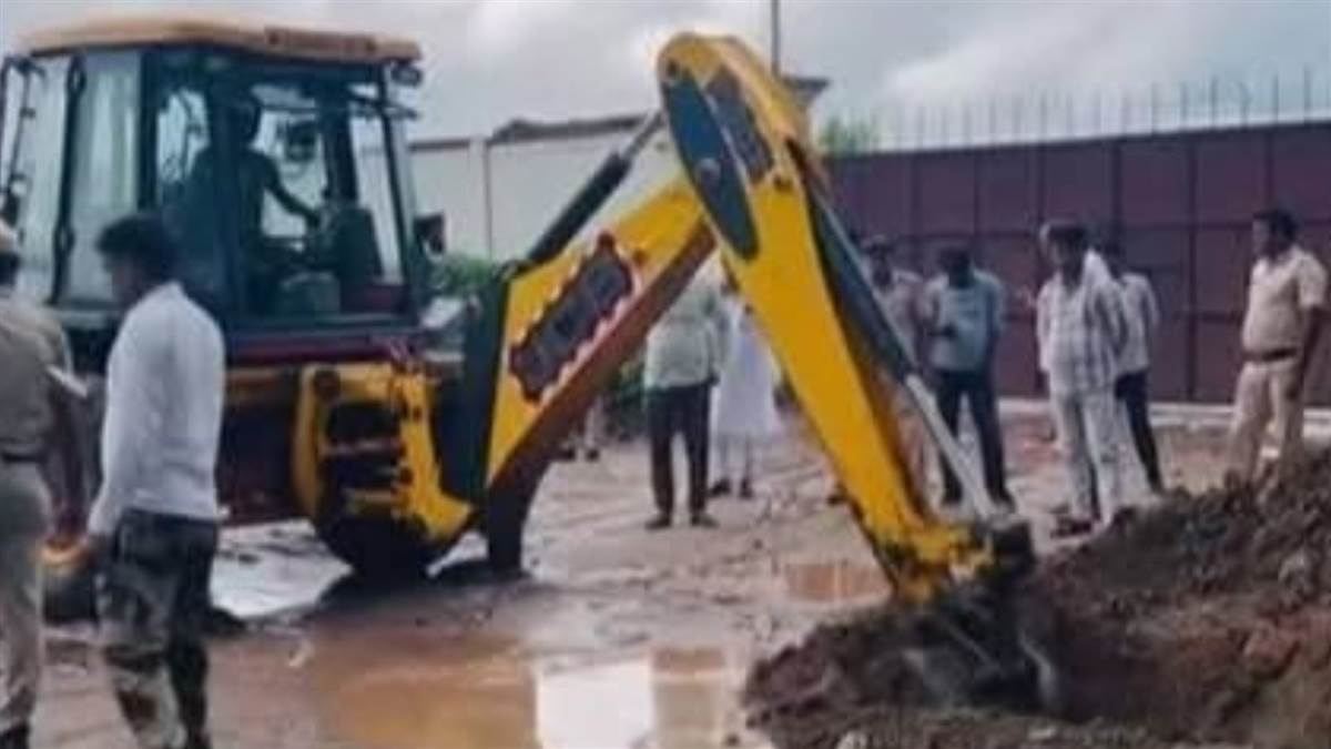 https://www.jagranimages.com/images/newimg/27082025/27_08_2025-bulldozer_action_77_24026971.jpg