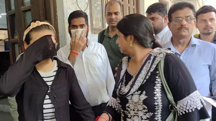 नौ करोड़ की जीएसटी चोरी में चाइनीज युवती (बाएं) मेरठ कोर्ट में पेश । जागरण