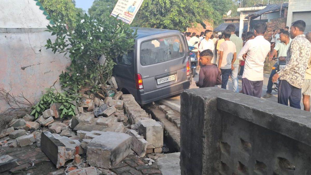 https://www.jagranimages.com/images/newimg/27082025/27_08_2025-eco_car_accident_in_pilibhit_24026540.jpg