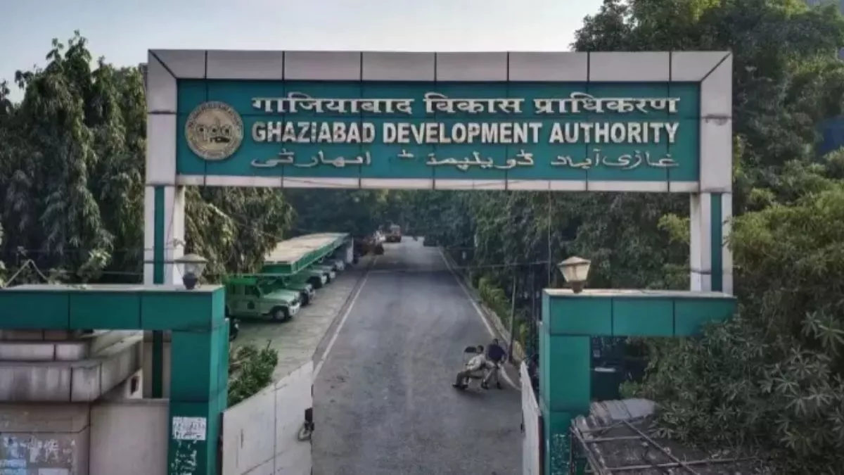 पहली मंजिल का फर्श भरभरा कर गिरा, बाल-बाल बचा पूरा परिवार; GDA की नाकामी उजागर