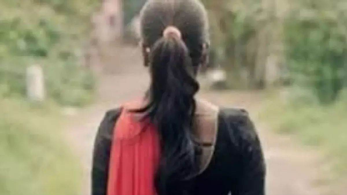 https://www.jagranimages.com/images/newimg/27082025/27_08_2025-girl_back_24027197.jpg