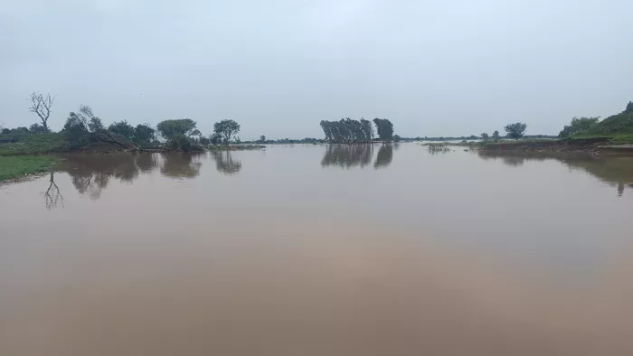 तू तडे गांव में एक कच्चा मकान गिर गया, लेकिन परिवार बाल-बाल बच गया।
