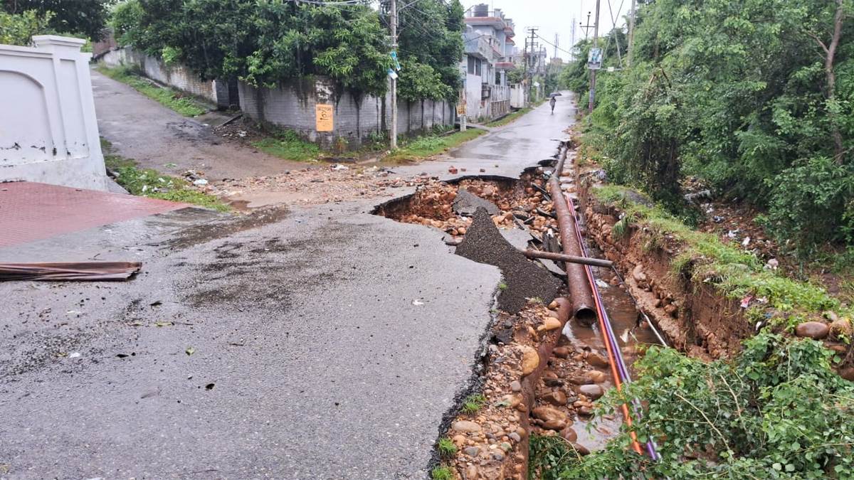 https://www.jagranimages.com/images/newimg/27082025/27_08_2025-jammu_roads_24026834.jpg