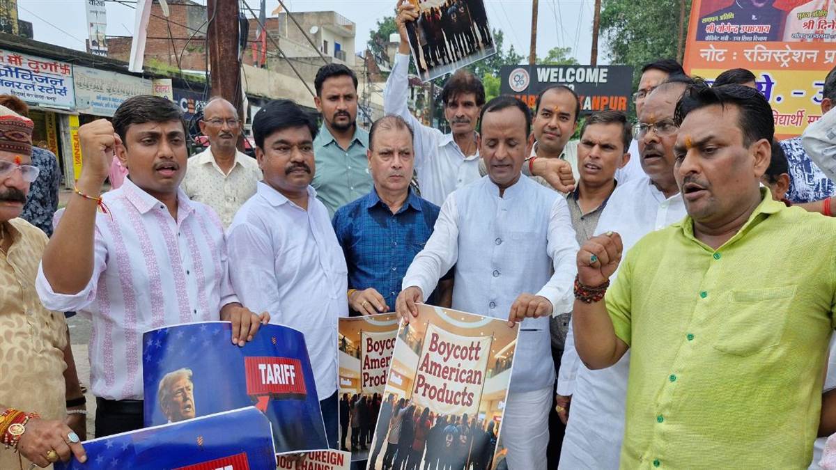 https://www.jagranimages.com/images/newimg/27082025/27_08_2025-kanpur_traders_protest_trump_tariff_burn_posters__24026776.jpg