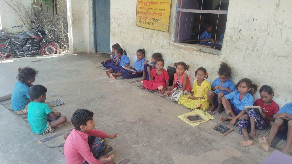 https://www.jagranimages.com/images/newimg/27082025/27_08_2025-lakhisari_school_24026817.jpg