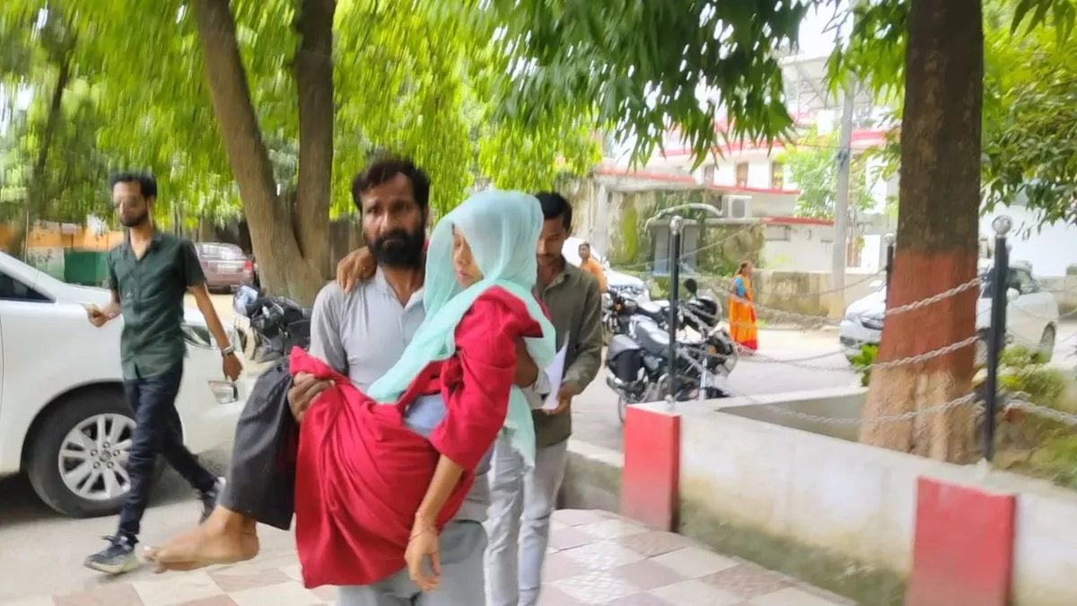 पत्नी को गोद में उठाकर DM ऑफिस क्यों पहुंचा यूपी का युवक, फिर कलेक्ट्रेट परिसर में बखेड़ा शुरू