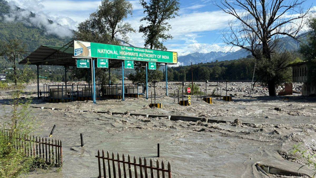 https://www.jagranimages.com/images/newimg/27082025/27_08_2025-manali_flood_damage_highway_24026594.jpg