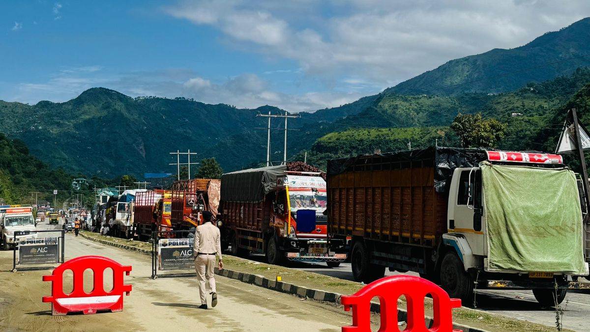 https://www.jagranimages.com/images/newimg/27082025/27_08_2025-mandi_kullu_highway_block_24026643.jpg