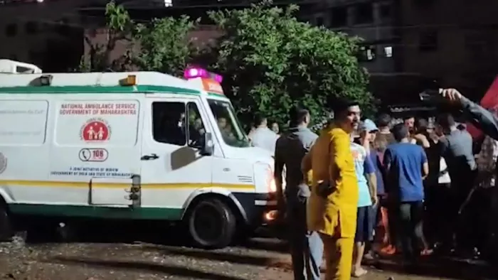अब तक 11 लोगों को बचा लिया गया है और अस्पतालों में भर्ती कराया गया है। (फोटो सोर्स- IANS)
