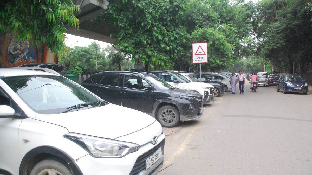 https://www.jagranimages.com/images/newimg/27082025/27_08_2025-noida_parking_24026833.jpg