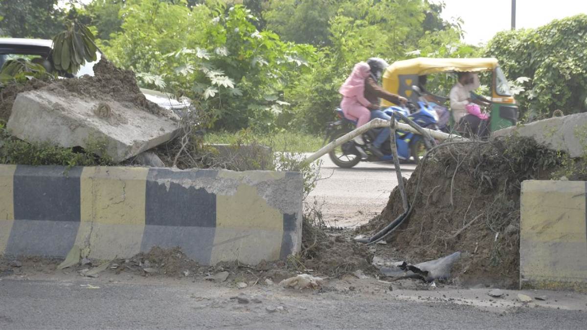 https://www.jagranimages.com/images/newimg/27082025/27_08_2025-pwd_nh_breaks_metro_dividers_24027071_195553153.jpg