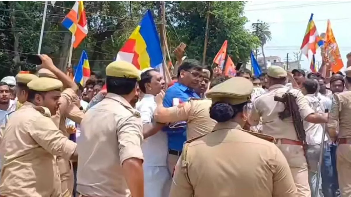 Raibareilly News: नीली शर्ट में थे सिटी मजिस्ट्रेट, मौर्य समाज का कार्यकर्ता समझ पुलिस ने दिया धक्का
