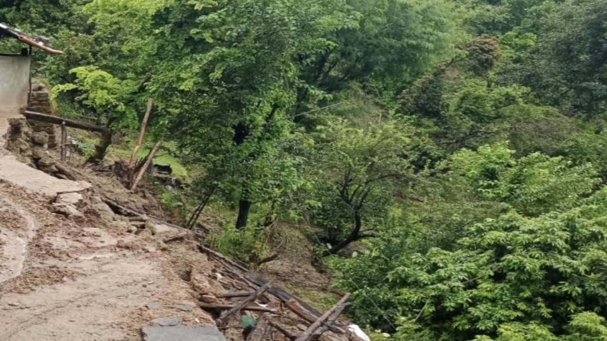 https://www.jagranimages.com/images/newimg/27082025/27_08_2025-rajouri_landslide_24027037.jpg