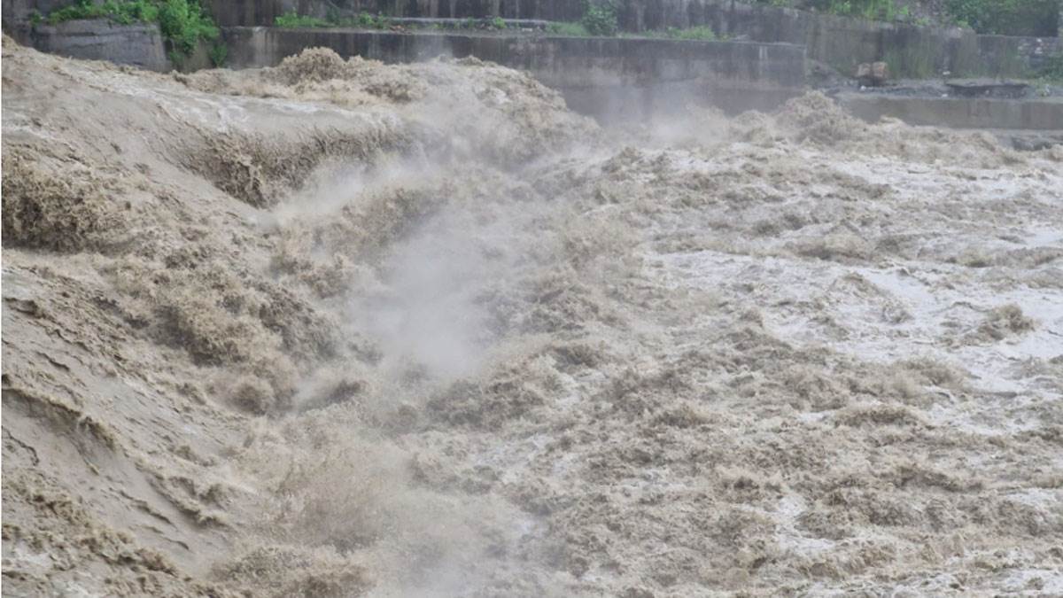 https://www.jagranimages.com/images/newimg/27082025/27_08_2025-river-flood_24027160.jpg