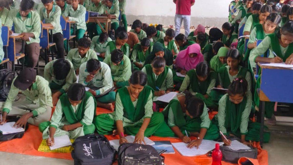 https://www.jagranimages.com/images/newimg/27082025/27_08_2025-sahebganj_government_schools_1_24026623_152037373.jpg